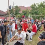 Hadir di Tengah Warga, Rico Waas Ikut LombaTarik Tambang