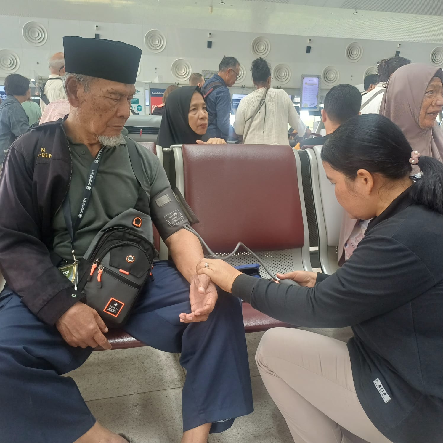 Polda Sumut Beri Layanan Kesehatan bagi Penumpang Terdampak Pembatalan Penerbangan di Kualanamu