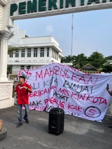 LMND Sumut dan Binjai Geruduk Balai Kota, Lempar 81 Telur Busuk, Tuntut Realisasi CSR hingga Pencopotan Kepling